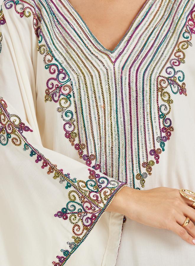 أميرة جلابية كريمي مطرزة بحافة واسعة - Image 3